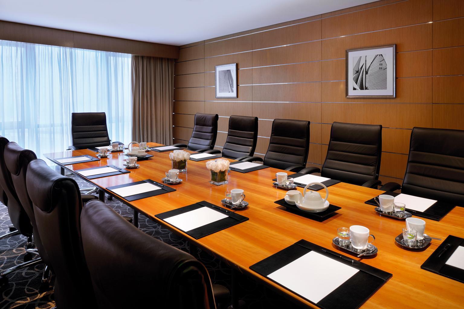 Qabila Westbay Hotel By Marriott Doha Ngoại thất bức ảnh A boardroom
