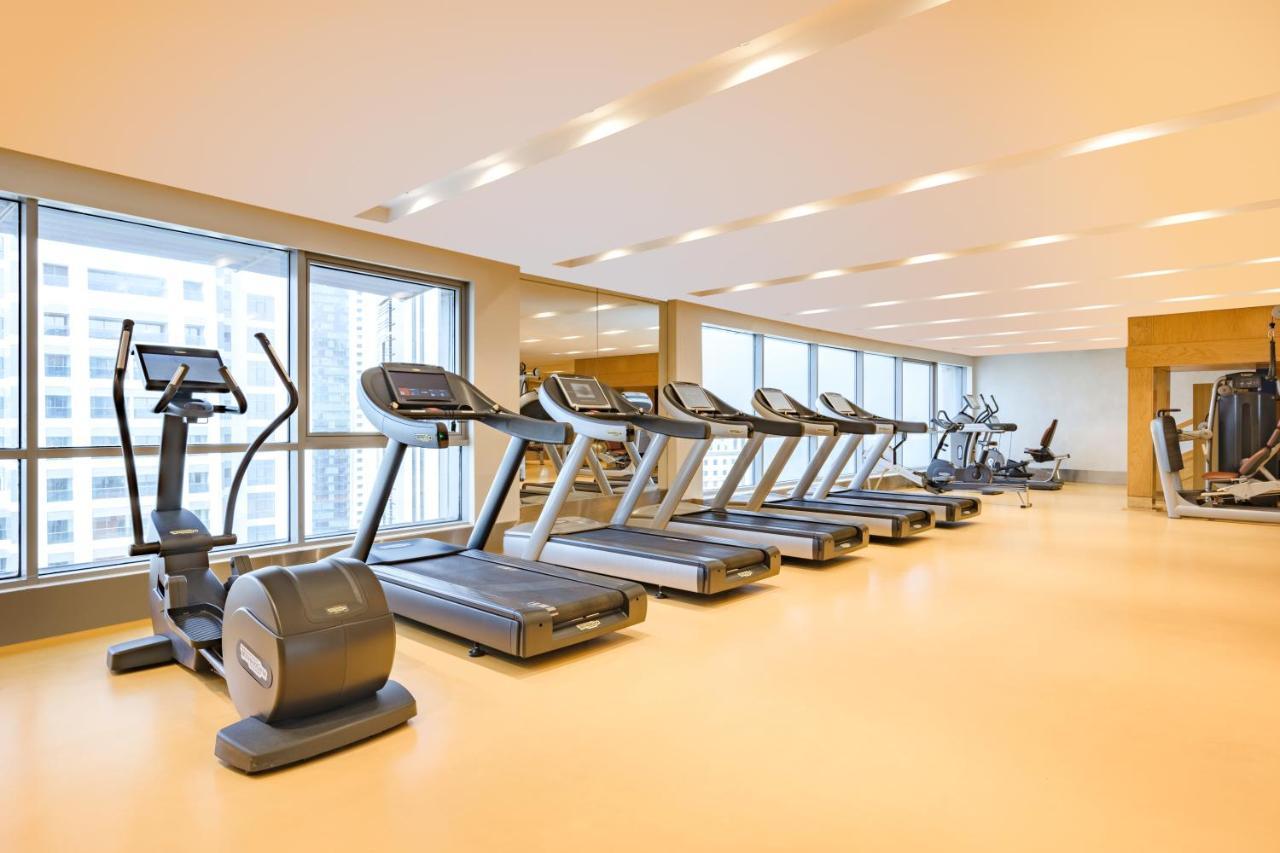 Qabila Westbay Hotel By Marriott Doha Ngoại thất bức ảnh A row of treadmills