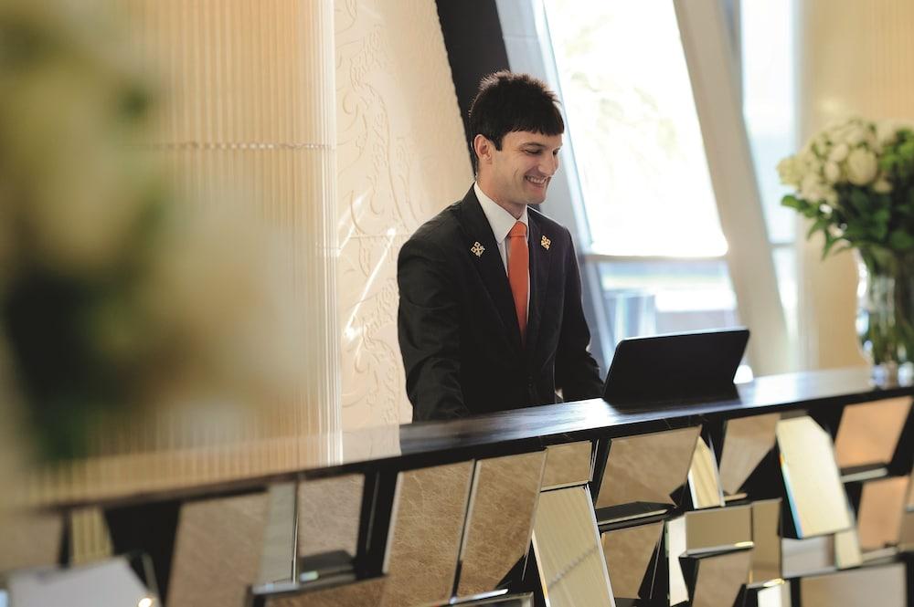 Qabila Westbay Hotel By Marriott Doha Ngoại thất bức ảnh A student at the University of Westminster