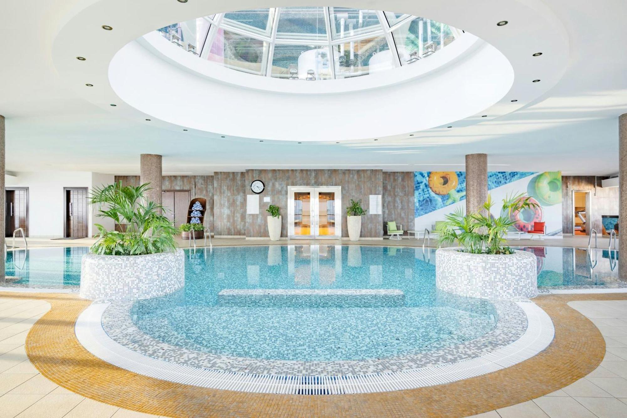 Qabila Westbay Hotel By Marriott Doha Ngoại thất bức ảnh The swimming pool at the hotel